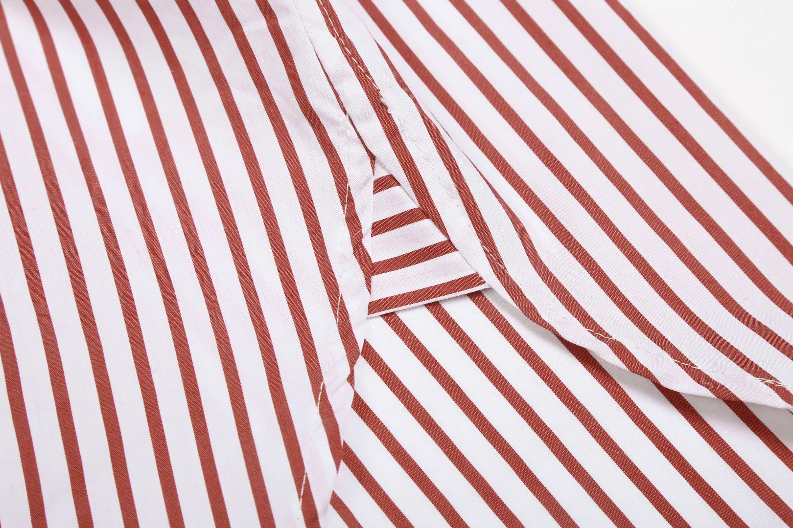 P250 White background picture [Popular new model] Style number: 25019# Color: red/green/blue Size: S to Custom dyed original pearlescent white buttons, large and small divisions, vertical eyelets ✅ - Special shaped chiffon foil is included in the collar door tube, not easy to deform and pull ✅ - RL three-color large and small vertical striped shirt, extraordinary isometric, cleverly matched stripes, diverse wear to stimulate self-expression, relaxed layering to play with the look of the four seasons